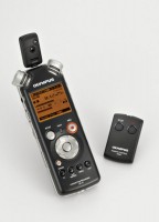 Ein sehr kompakter Recorder: der Olympus LS-10 (hier mit Fernbedienung)