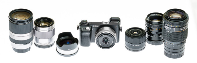 Meine NEX-Ausrüstung von links nach rechts: Tamron 18-200 VC, Sony 50 mm 1.8 OSS, Sony Weitwinkelkonverter, NEX-6 mit Sony 16mm 1.8, Sigma 30mm 2.8, Revuenon 50mm 1.4 mit M42 Adapter, Nikon 35-105 AF mit Nikon-Adapter 