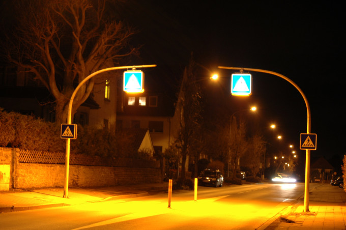 Natriumdampflampen bei einem Zebrastreifen (Axel Schwenke)