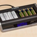 Immer volle Akkus – mit dem Varta LCD Multi Charger 8 Akkus gleichzeitig laden