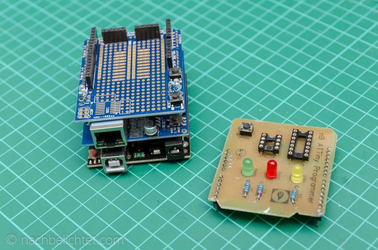 Arduino Uno mit Ethernet-Shield und Entwicklungs-Shield huckepack. Daneben ein von mir entwickeltes Programmier-Shield für ATTiny Controller