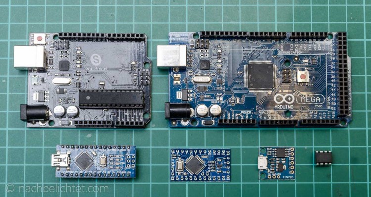 Arduinos im Vergleich: (oben l. n. r.) Arduino Uno und Mega. Unten Arduino Nano, Micro, Tiny85 Board und ein ATTiny 45 als IC