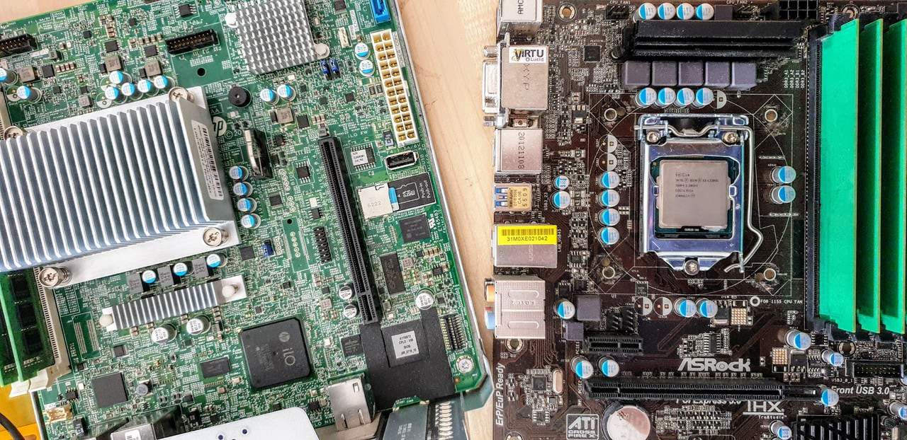 HP-Microserver Gen8 Mainboard (links) wartet auf den INTEL Xeon E3-1230 V2 Prozessor