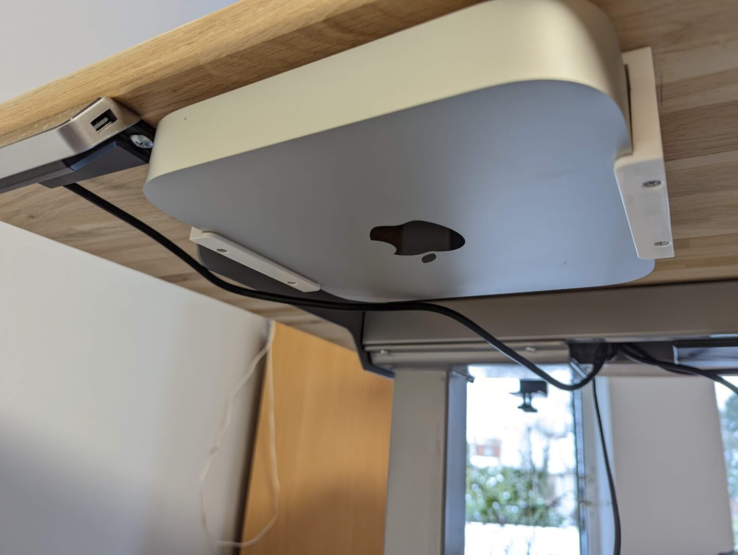 Mac Mini unter dem Schreibtisch montiert
