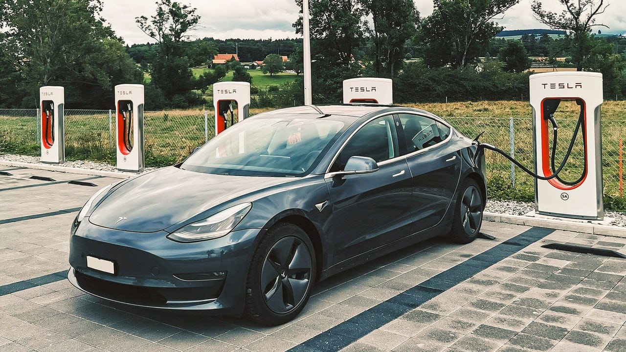 Tesla am Supercharger